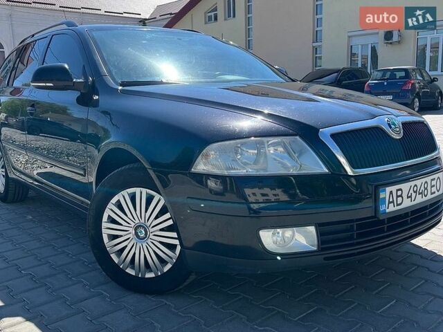 Черный Шкода Октавия, объемом двигателя 1.6 л и пробегом 220 тыс. км за 8199 $, фото 1 на Automoto.ua