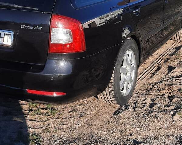 Черный Шкода Октавия, объемом двигателя 1.6 л и пробегом 130 тыс. км за 9000 $, фото 1 на Automoto.ua