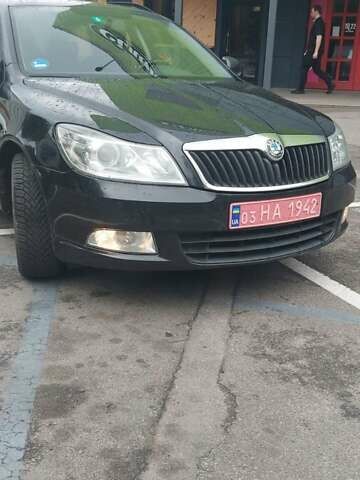 Черный Шкода Октавия, объемом двигателя 1.6 л и пробегом 224 тыс. км за 8800 $, фото 1 на Automoto.ua
