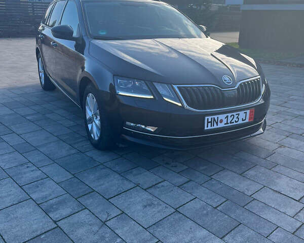 Черный Шкода Октавия, объемом двигателя 2 л и пробегом 214 тыс. км за 16900 $, фото 1 на Automoto.ua