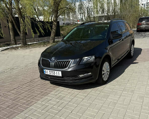 Черный Шкода Октавия, объемом двигателя 1.6 л и пробегом 280 тыс. км за 12500 $, фото 1 на Automoto.ua