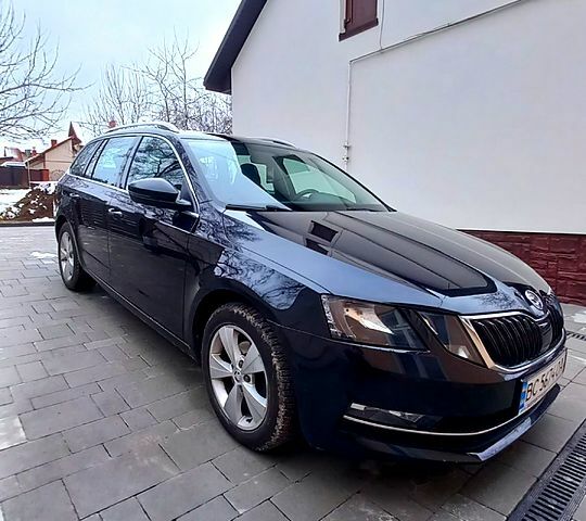 Черный Шкода Октавия, объемом двигателя 1.6 л и пробегом 227 тыс. км за 14700 $, фото 1 на Automoto.ua