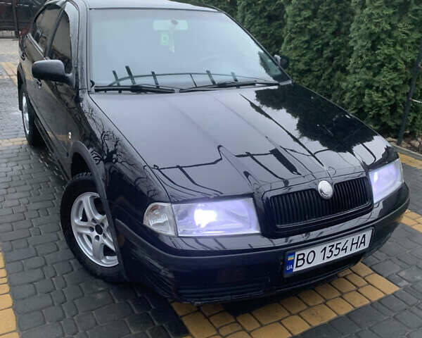 Черный Шкода Октавия, объемом двигателя 1.6 л и пробегом 272 тыс. км за 3650 $, фото 1 на Automoto.ua