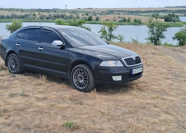 Черный Шкода Октавия, объемом двигателя 1.6 л и пробегом 290 тыс. км за 6350 $, фото 1 на Automoto.ua