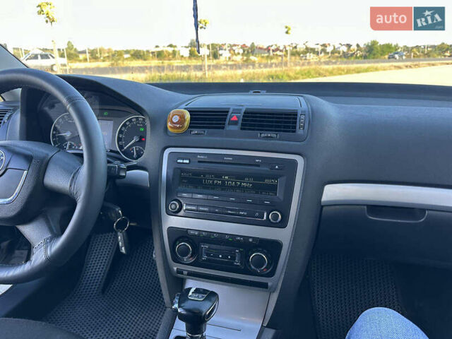 Черный Шкода Октавия, объемом двигателя 2 л и пробегом 237 тыс. км за 7300 $, фото 1 на Automoto.ua