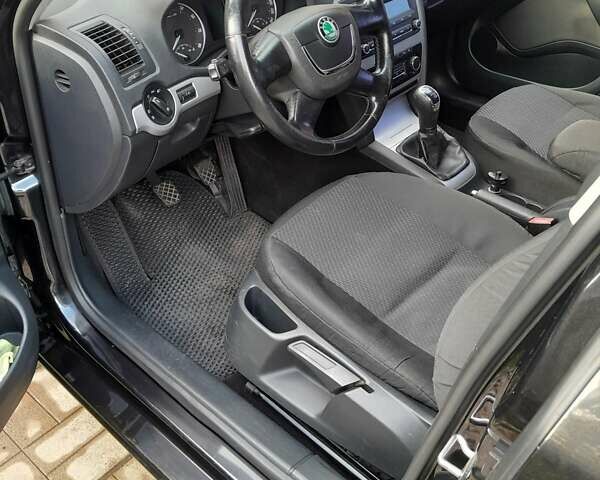 Черный Шкода Октавия, объемом двигателя 1.8 л и пробегом 135 тыс. км за 8200 $, фото 1 на Automoto.ua