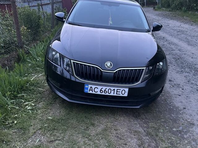 Черный Шкода Октавия, объемом двигателя 1.6 л и пробегом 230 тыс. км за 12800 $, фото 1 на Automoto.ua
