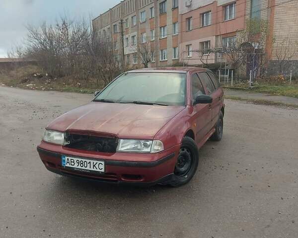 Красный Шкода Октавия, объемом двигателя 1.6 л и пробегом 350 тыс. км за 2400 $, фото 1 на Automoto.ua