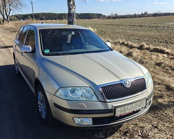Желтый Шкода Октавия, объемом двигателя 1.6 л и пробегом 203 тыс. км за 7000 $, фото 1 на Automoto.ua