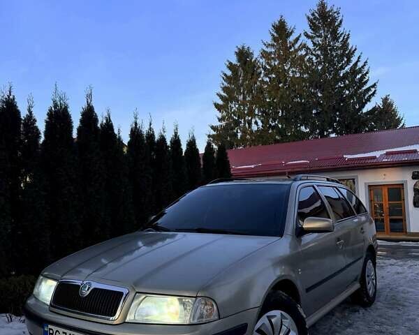 Желтый Шкода Октавия, объемом двигателя 1.6 л и пробегом 230 тыс. км за 4500 $, фото 1 на Automoto.ua