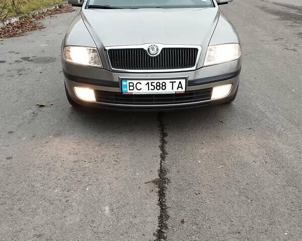 Желтый Шкода Октавия, объемом двигателя 1.6 л и пробегом 230 тыс. км за 5500 $, фото 1 на Automoto.ua