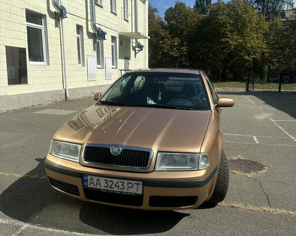 Желтый Шкода Октавия, объемом двигателя 1.98 л и пробегом 220 тыс. км за 4999 $, фото 1 на Automoto.ua