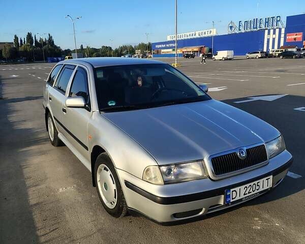 Серый Шкода Октавия, объемом двигателя 1.6 л и пробегом 225 тыс. км за 3800 $, фото 1 на Automoto.ua