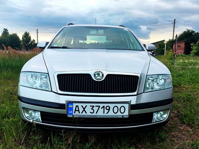 Серый Шкода Октавия, объемом двигателя 1.6 л и пробегом 213 тыс. км за 6000 $, фото 1 на Automoto.ua