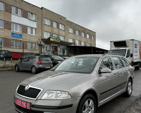 Серый Шкода Октавия, объемом двигателя 1.6 л и пробегом 230 тыс. км за 7500 $, фото 1 на Automoto.ua