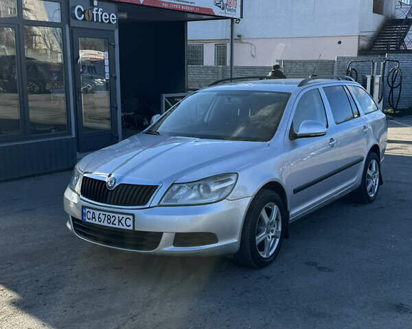 Серый Шкода Октавия, объемом двигателя 1.6 л и пробегом 329 тыс. км за 7800 $, фото 1 на Automoto.ua