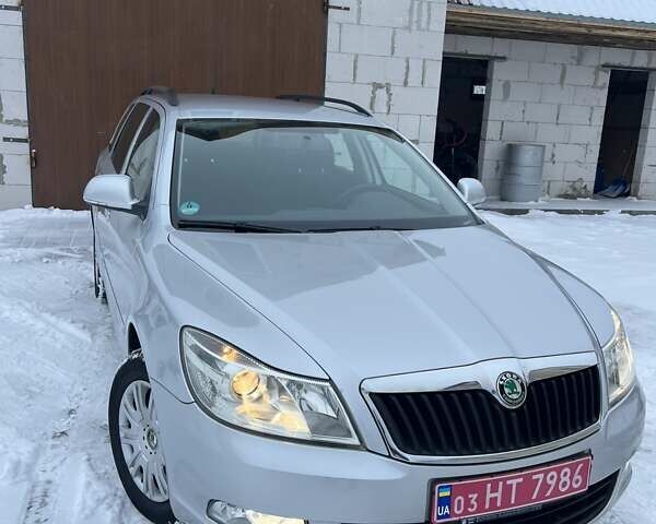 Серый Шкода Октавия, объемом двигателя 1.6 л и пробегом 229 тыс. км за 9300 $, фото 1 на Automoto.ua