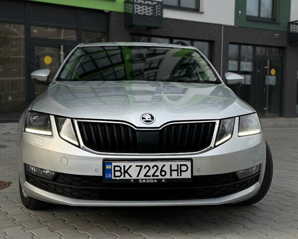 Серый Шкода Октавия, объемом двигателя 1.6 л и пробегом 225 тыс. км за 15000 $, фото 1 на Automoto.ua