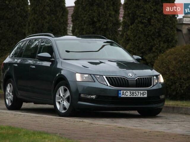 Серый Шкода Октавия, объемом двигателя 2 л и пробегом 214 тыс. км за 13900 $, фото 1 на Automoto.ua