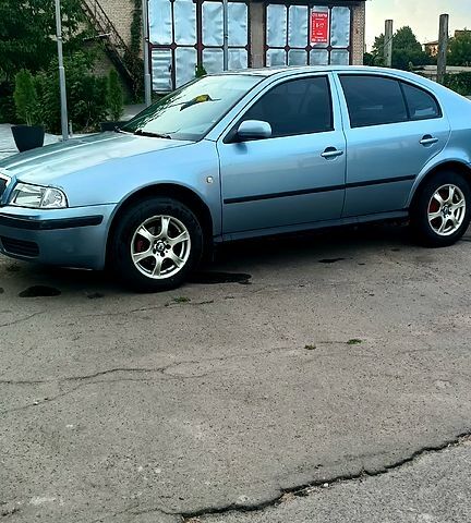 Серый Шкода Октавия, объемом двигателя 1.6 л и пробегом 287 тыс. км за 3950 $, фото 1 на Automoto.ua