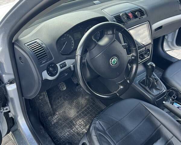 Серый Шкода Октавия, объемом двигателя 1.6 л и пробегом 350 тыс. км за 6000 $, фото 1 на Automoto.ua