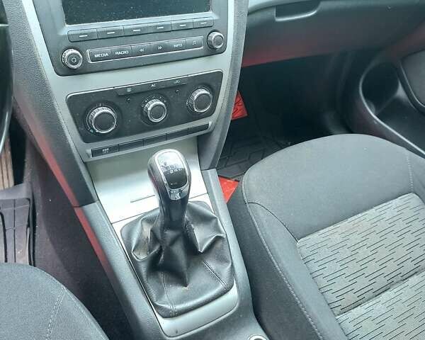 Серый Шкода Октавия, объемом двигателя 1.8 л и пробегом 253 тыс. км за 6800 $, фото 1 на Automoto.ua