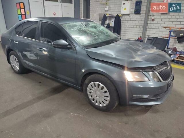 Серый Шкода Октавия, объемом двигателя 1.8 л и пробегом 215 тыс. км за 7800 $, фото 1 на Automoto.ua