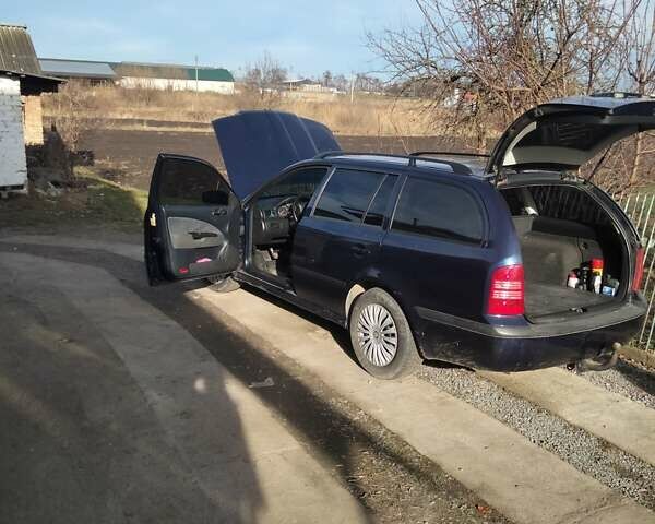 Синий Шкода Октавия, объемом двигателя 2 л и пробегом 270 тыс. км за 3700 $, фото 1 на Automoto.ua