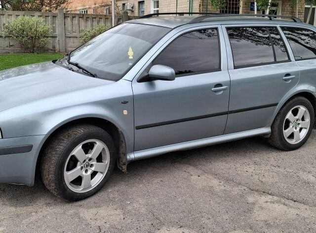 Синий Шкода Октавия, объемом двигателя 1.6 л и пробегом 300 тыс. км за 3599 $, фото 1 на Automoto.ua