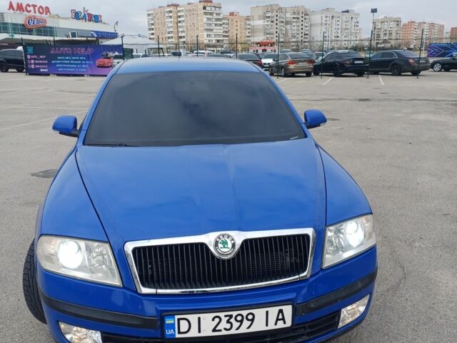 Синий Шкода Октавия, объемом двигателя 1.6 л и пробегом 201 тыс. км за 5600 $, фото 1 на Automoto.ua