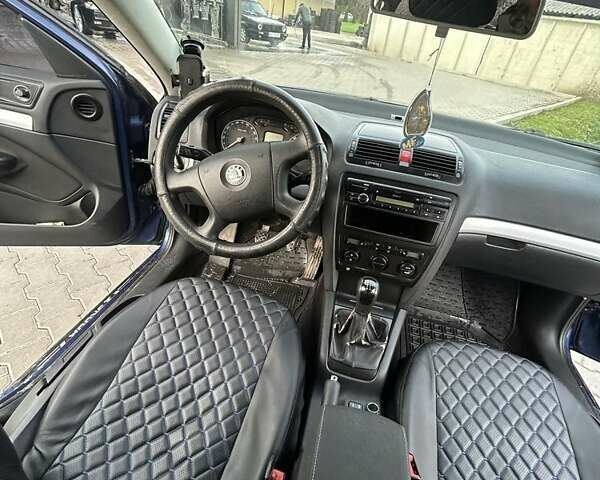 Синий Шкода Октавия, объемом двигателя 1.6 л и пробегом 300 тыс. км за 6000 $, фото 1 на Automoto.ua