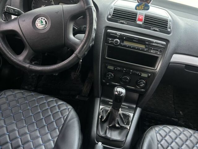 Синий Шкода Октавия, объемом двигателя 1.6 л и пробегом 300 тыс. км за 6000 $, фото 1 на Automoto.ua