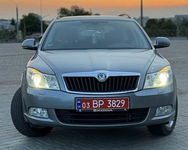 Синий Шкода Октавия, объемом двигателя 2 л и пробегом 238 тыс. км за 9600 $, фото 1 на Automoto.ua
