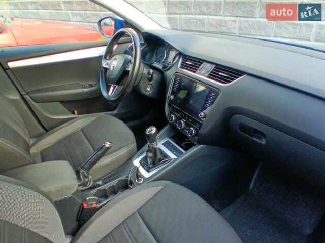 Синий Шкода Октавия, объемом двигателя 1.97 л и пробегом 211 тыс. км за 13750 $, фото 1 на Automoto.ua