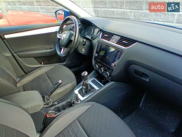 Синий Шкода Октавия, объемом двигателя 1.97 л и пробегом 211 тыс. км за 14200 $, фото 1 на Automoto.ua
