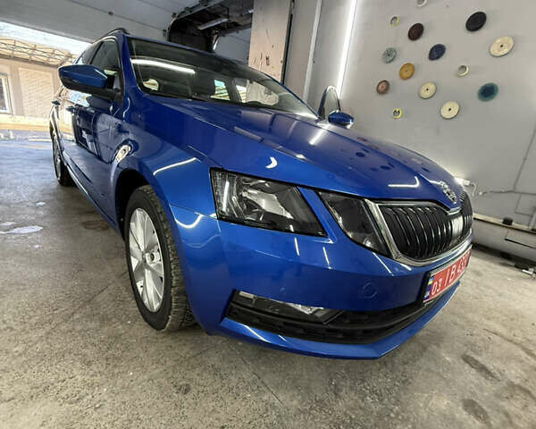 Синий Шкода Октавия, объемом двигателя 2 л и пробегом 184 тыс. км за 17000 $, фото 1 на Automoto.ua