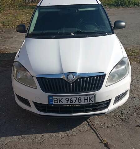 Шкода Практик 2010 в Ровно на Automoto.ua Белый Шкода Практик, объемом двигателя 1.2 л и пробегом 490 тыс. км за 4800 $, фото 1 на Automoto.ua
