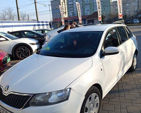 Белый Шкода Рапид, объемом двигателя 1.2 л и пробегом 223 тыс. км за 6000 $, фото 1 на Automoto.ua