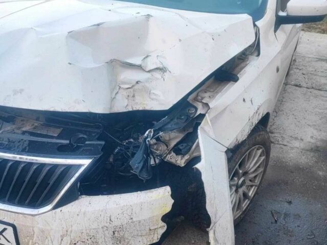 Белый Шкода Рапид, объемом двигателя 0 л и пробегом 120 тыс. км за 4000 $, фото 1 на Automoto.ua