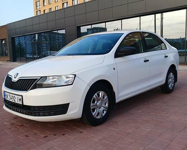 Белый Шкода Рапид, объемом двигателя 1.2 л и пробегом 225 тыс. км за 5399 $, фото 1 на Automoto.ua