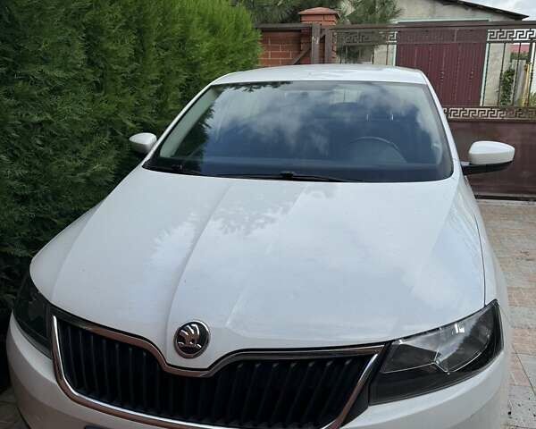 Белый Шкода Рапид, объемом двигателя 1.6 л и пробегом 125 тыс. км за 8600 $, фото 1 на Automoto.ua