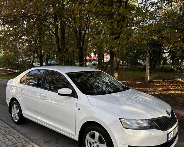 Белый Шкода Рапид, объемом двигателя 1.6 л и пробегом 216 тыс. км за 8200 $, фото 1 на Automoto.ua