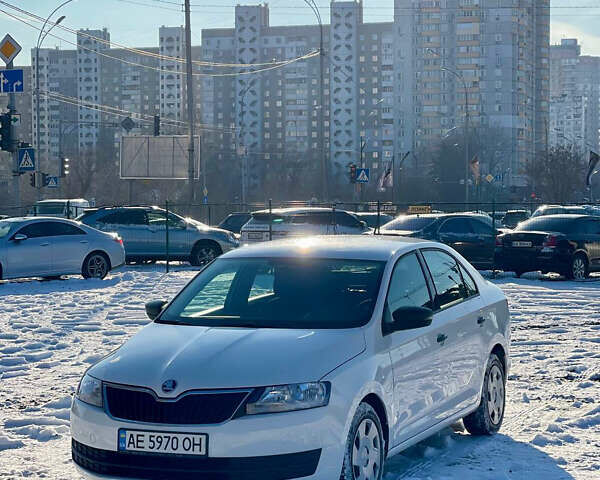 Белый Шкода Рапид, объемом двигателя 1.6 л и пробегом 200 тыс. км за 7000 $, фото 1 на Automoto.ua