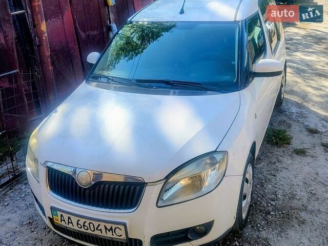 Белый Шкода Румстер, объемом двигателя 1.6 л и пробегом 267 тыс. км за 5000 $, фото 1 на Automoto.ua