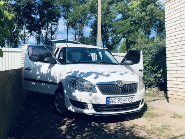 Белый Шкода Румстер, объемом двигателя 1.4 л и пробегом 286 тыс. км за 5000 $, фото 1 на Automoto.ua