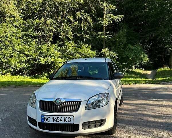 Белый Шкода Румстер, объемом двигателя 1.2 л и пробегом 182 тыс. км за 4500 $, фото 1 на Automoto.ua