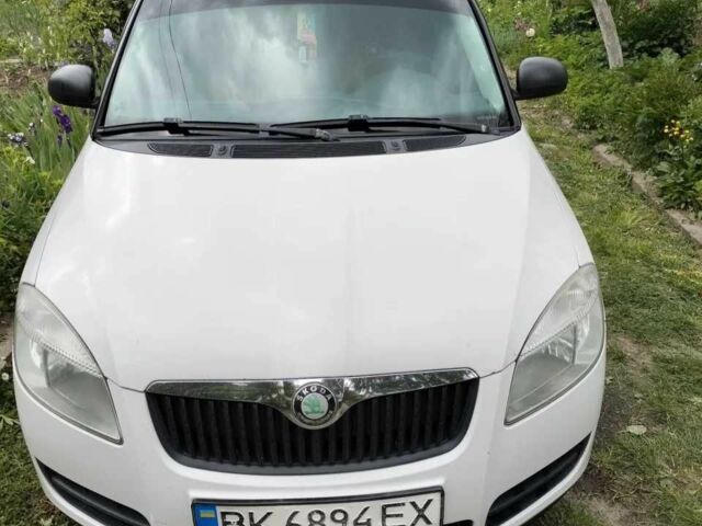 Белый Шкода Румстер, объемом двигателя 1.2 л и пробегом 246 тыс. км за 5000 $, фото 1 на Automoto.ua