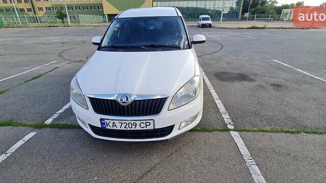 Белый Шкода Румстер, объемом двигателя 1.4 л и пробегом 232 тыс. км за 5400 $, фото 1 на Automoto.ua