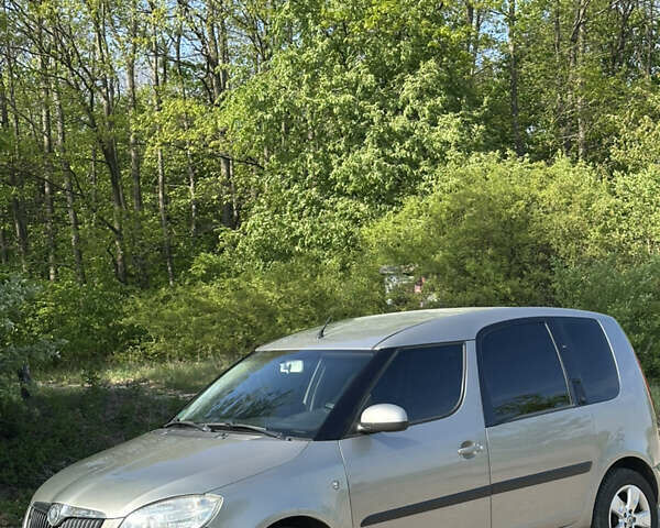 Серый Шкода Румстер, объемом двигателя 1.6 л и пробегом 228 тыс. км за 6500 $, фото 1 на Automoto.ua