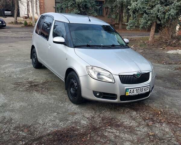 Серый Шкода Румстер, объемом двигателя 1.6 л и пробегом 228 тыс. км за 4300 $, фото 1 на Automoto.ua